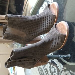 Brown boot with open toe